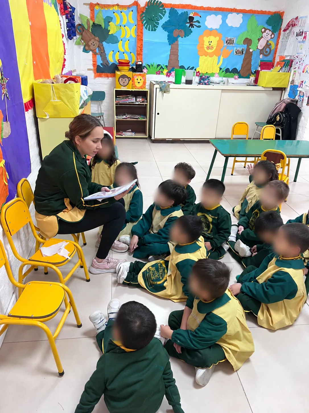 Docente compartiendo una lectura con niños de Nivel Inicial