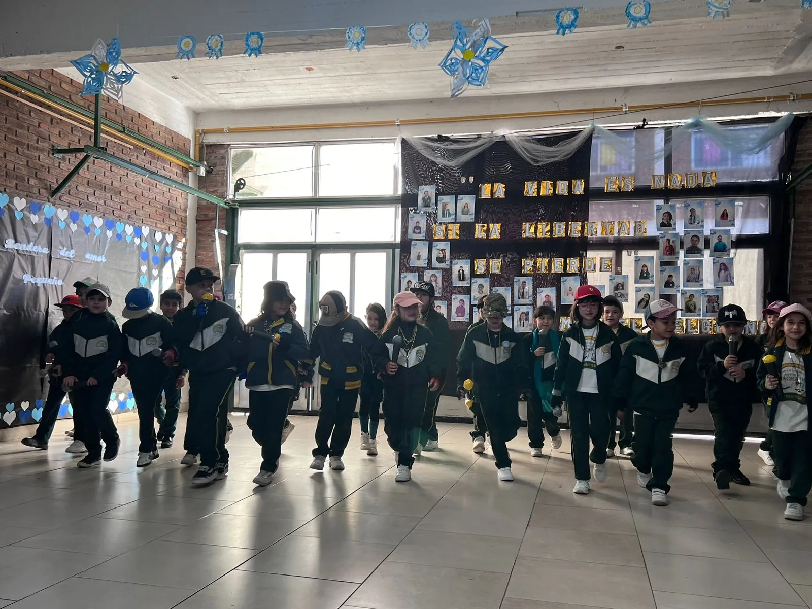 Estudiantes de Primaria participando de un acto escolar