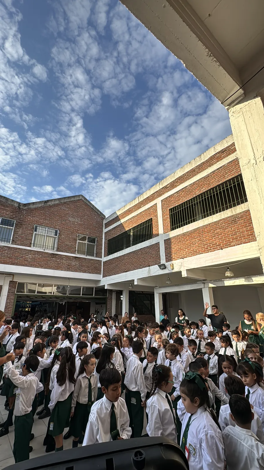 Comunidad educativa reunida en el patio del colegio